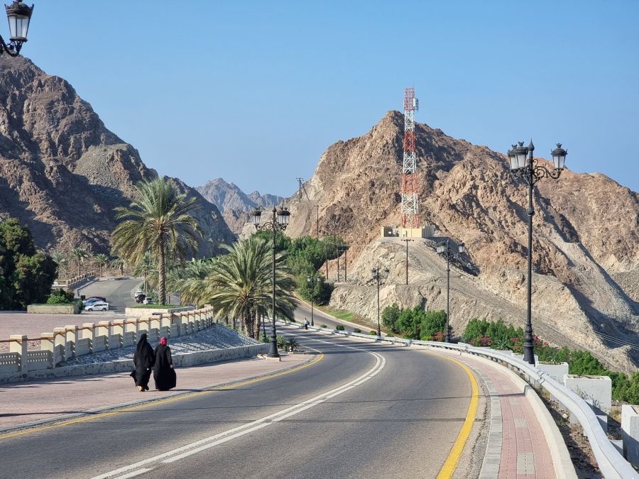 route jouxtant le marina bandar al rowdha viewpoint oman