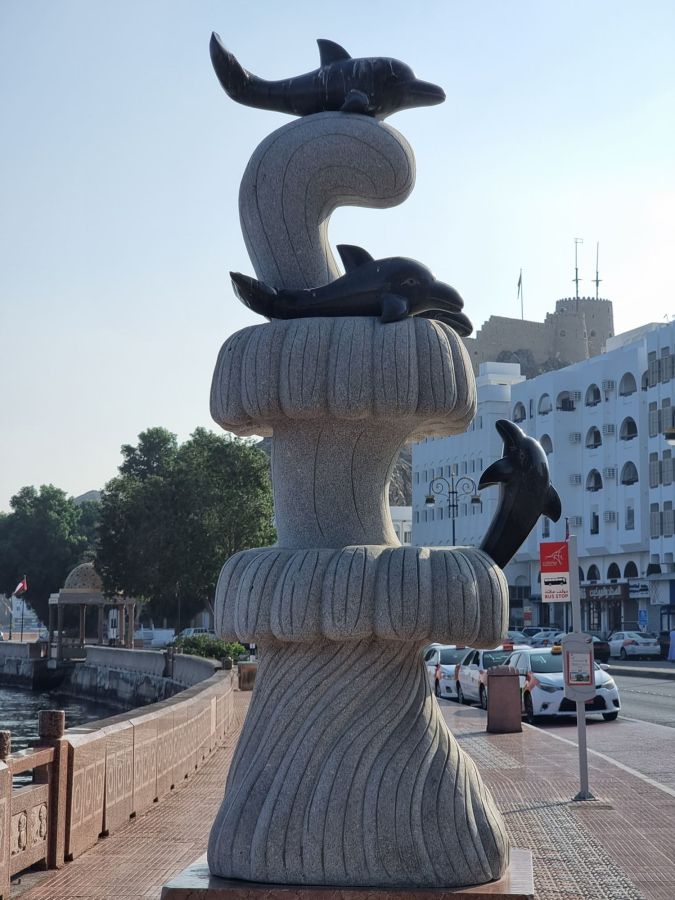 statue de dauphins mutrah corniche oman