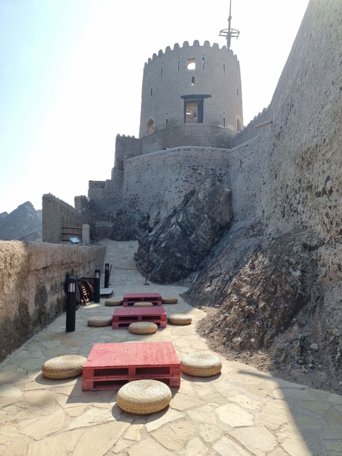 tables basses et sieges au mutrah fort oman