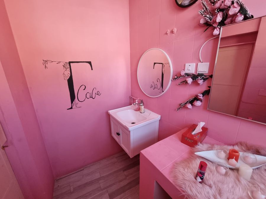 toilettes rose du t café sidab mascate oman