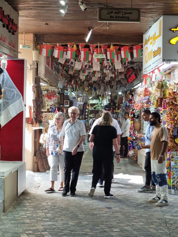 touristes au souq de mutrah oman