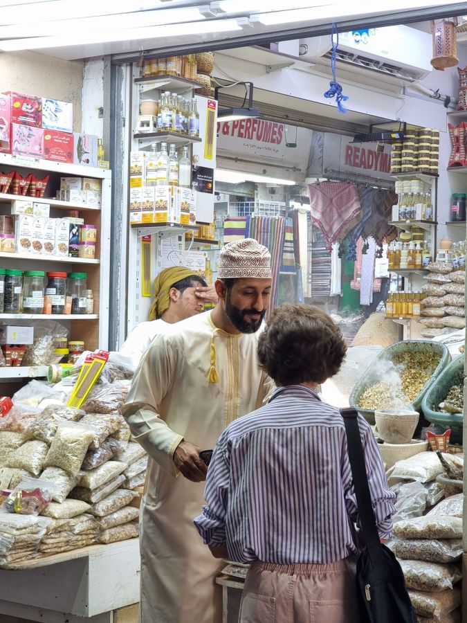 vendeur a l'action au souq de mutrah oman