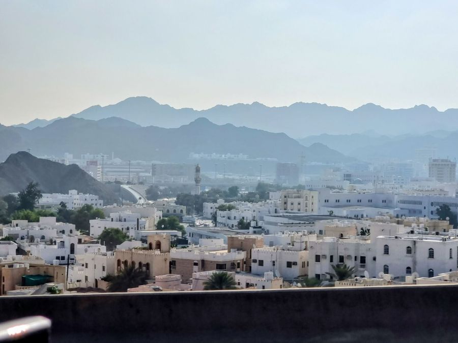 vue sur les habitations de mascate avant mutrah oman