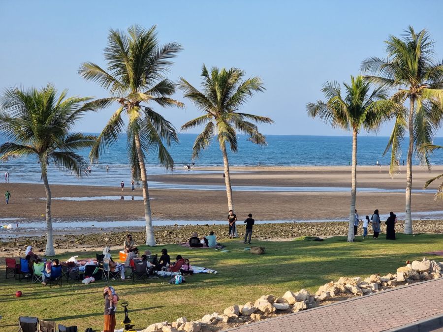 pique nique au bord de plage qurum mascate oman