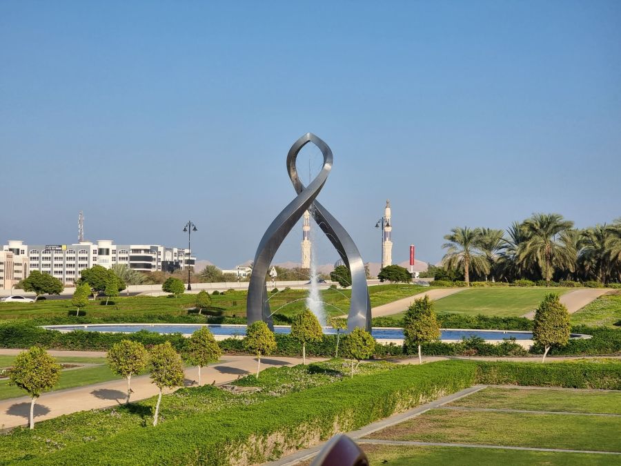 structure au milieu dun rond point qurum mascate oman