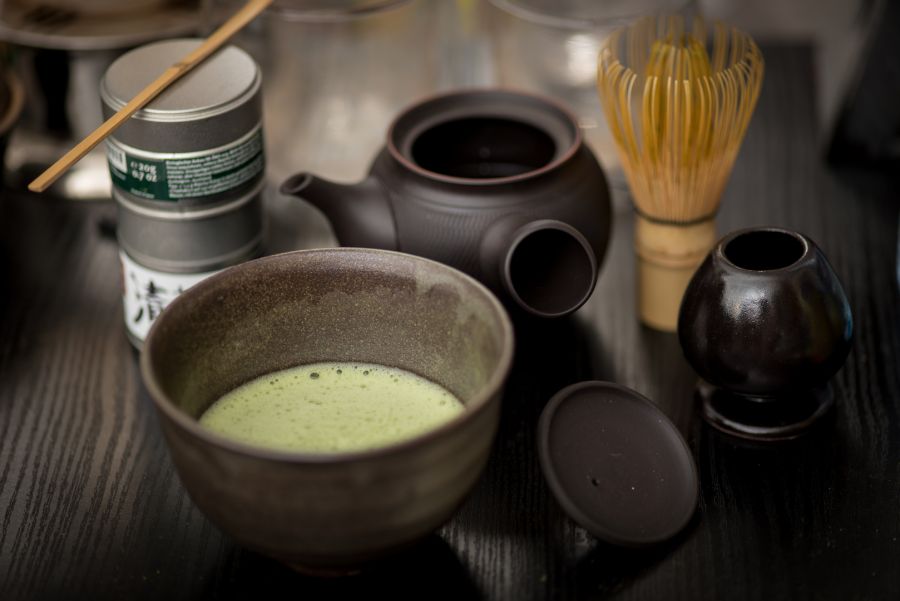 Préparation de thé matcha avec fouet et théière japonaise