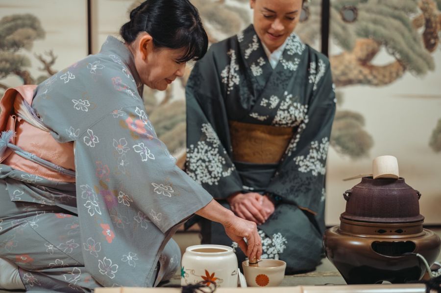 Femmes en kimono préparant du matcha pendant une cérémonie du thé