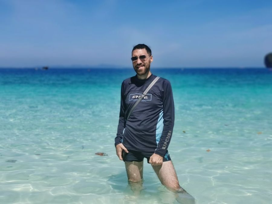 moi dans leau ko phi phi thailande Homme en tenue de plage dans une mer turquoise