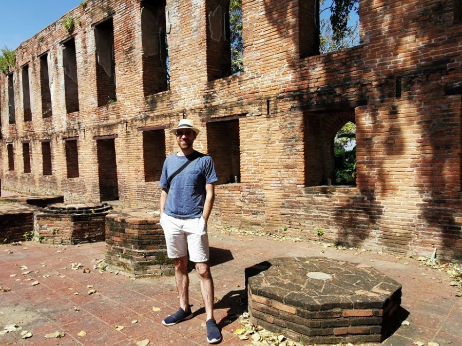 moi dans temple ayutthaya Homme devant les ruines d’un bâtiment en briques