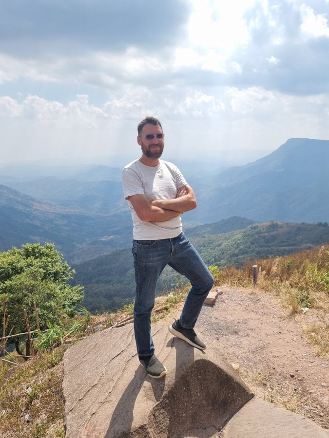 moi sur les hauteurs de phu thap buek phetchabun Homme debout sur un rocher devant des montagnes brumeuses