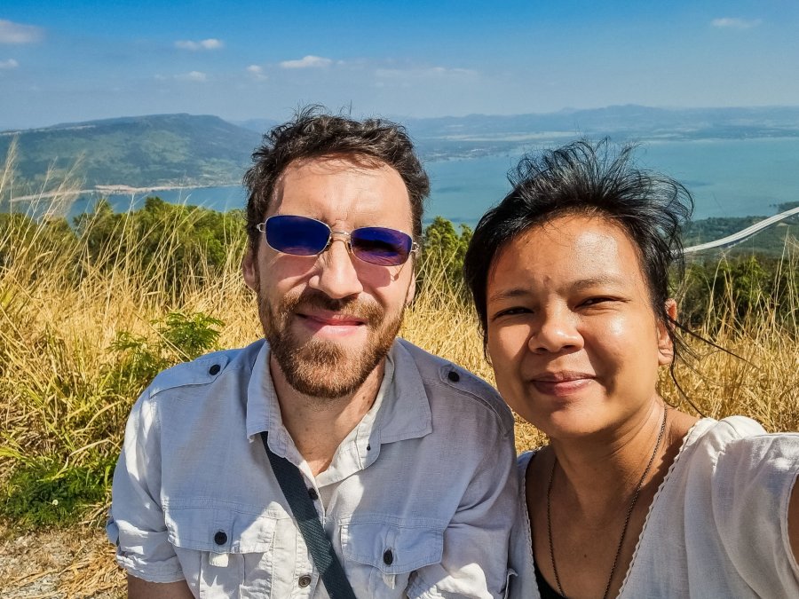 nous au khao yai thieng reservoir nakhon ratchasima Couple en selfie devant un lac et montagnes