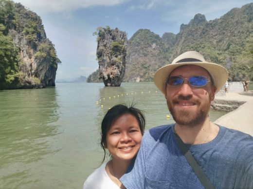 nous devant james bond island baie phang nga Couple souriant devant falaises karstiques et mer calme