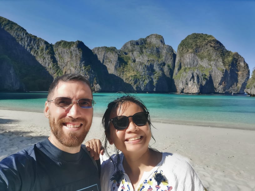 nous sur maya bay ko phi phi province de krabi Couple souriant sur plage turquoise devant falaises tropicales