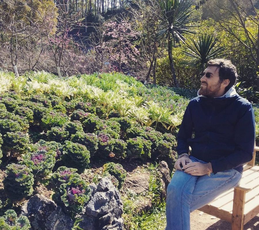 photo-moi-doi ang khang chiang mai province Homme assis dans un jardin verdoyant et fleuri