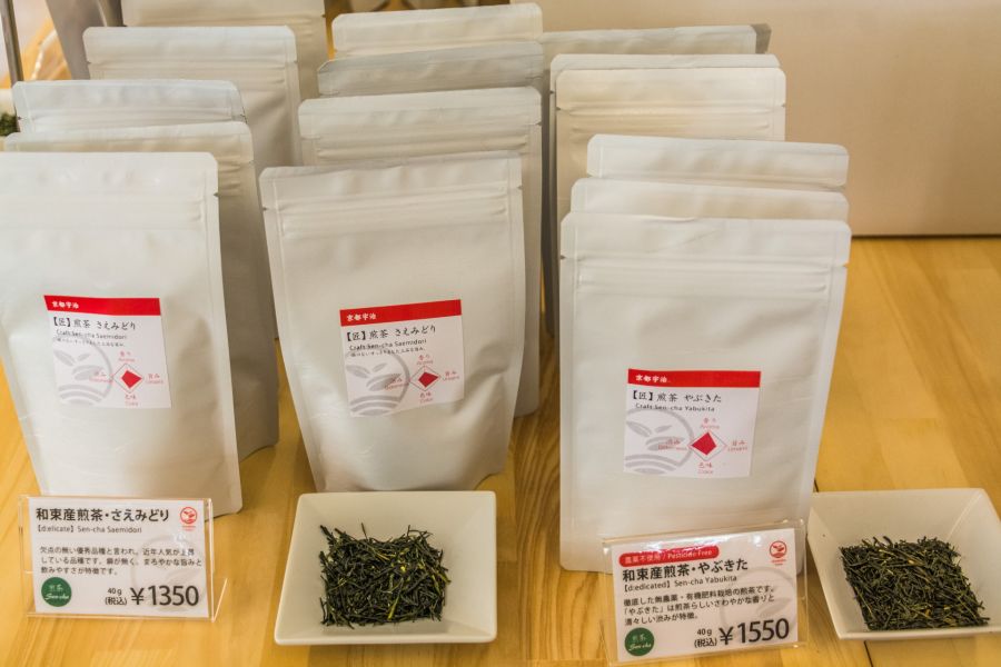 Sachets de thé vert japonais sencha exposés en boutique