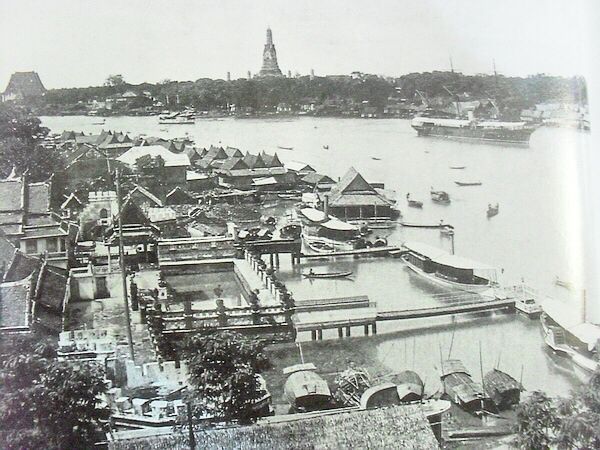 vue sur le chao phraya bangkok 1897 Vue ancienne d’un port fluvial avec pagode au loin
