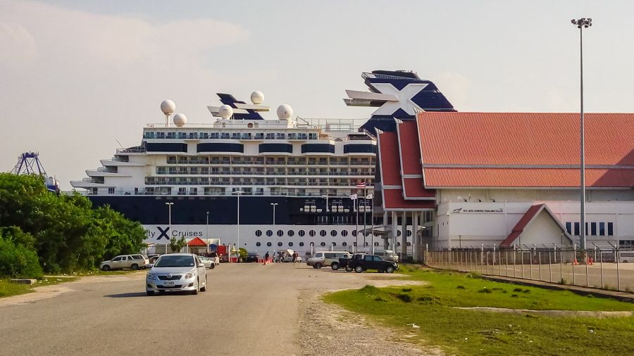 bateau de croisiere au port de laem chabang thailande