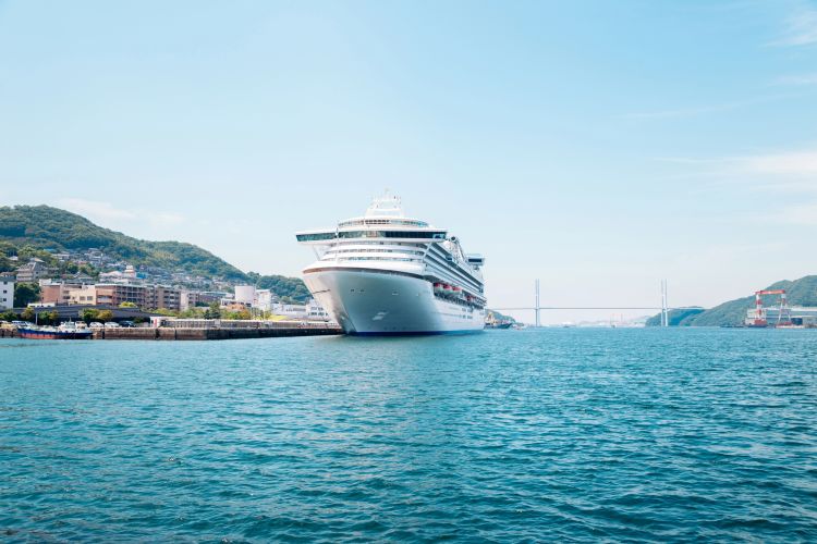 bateau de croisiere au port de nagasaki japon