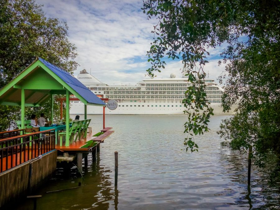 bateau de croisiere de passage sur le chao phraya bangkok