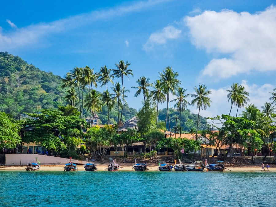 bateaux longue queue alignes plage ao nang krabi thailande