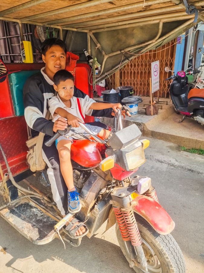 conducteur de tuk tuk birman a mae sai thailande