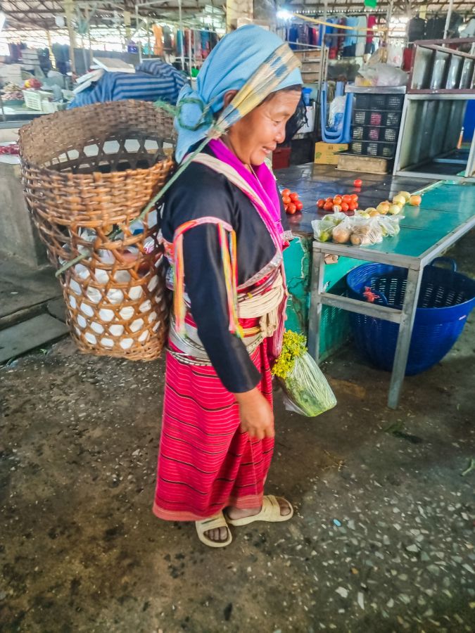 dame en tenue traditionnelle au marché de mae sai thailande