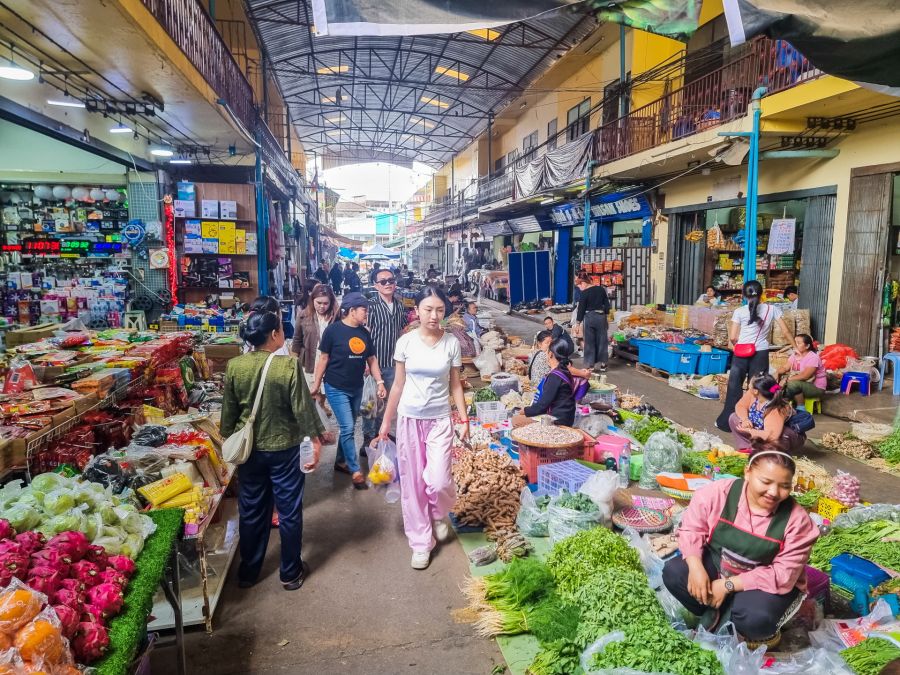 étals au marché de mae sai thailande