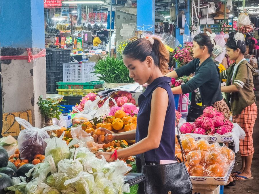 etals de fruits au marché de mae sai thailande