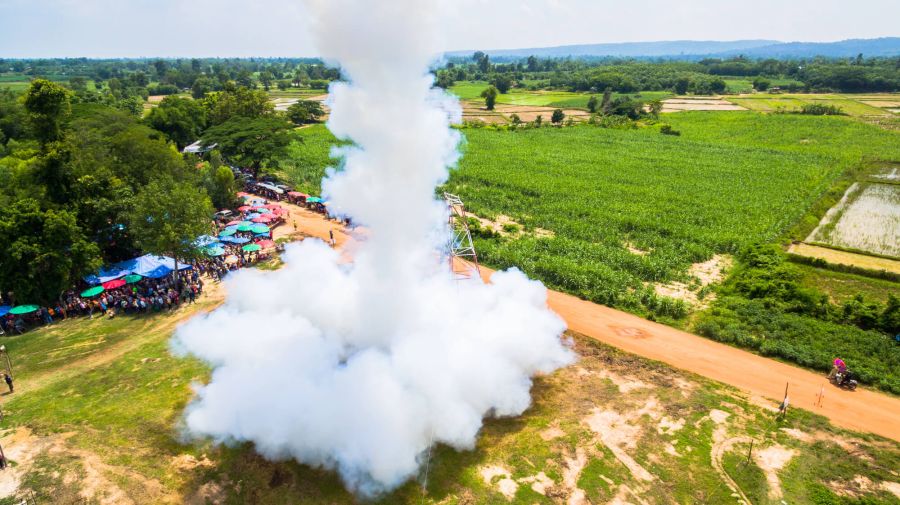 Lancement d’une fusée pendant Bun Bang Fai, dans l’Isan