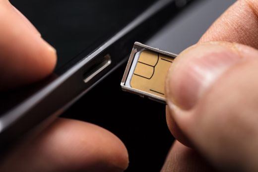Insertion d’une carte SIM dans un smartphone