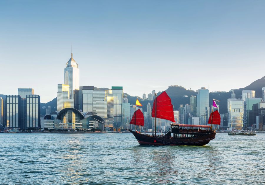 jonque dans la baie de hong kong