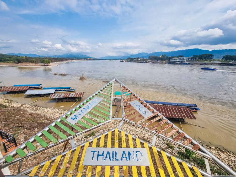 panneau triangle dor chiang rai thailande