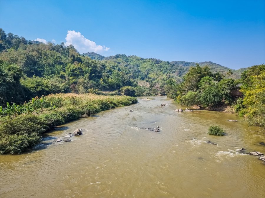 sur le pont suspendu riviere kok - chiang rai - thailande