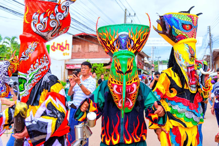 Masques colorés au festival Phi Ta Khon à Dan Sai