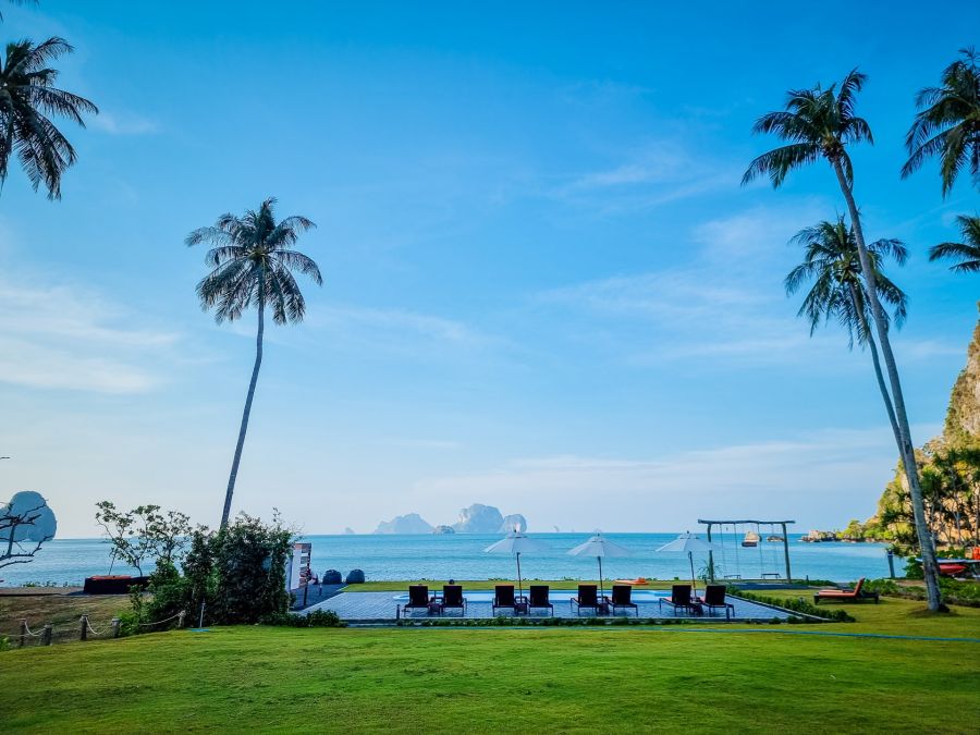 pisicne et paysage depuis trinidee resort tonsai beach krabi thailande