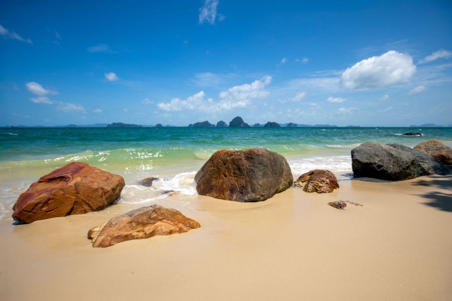 rochers bord plage de tubkaek province de krabi thailande